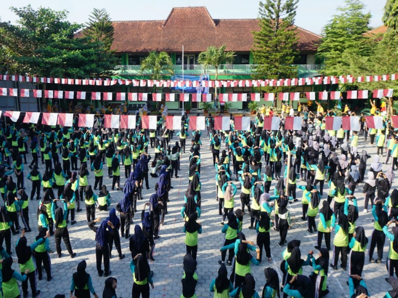 MADRASAH SEHAT : Pelajar MAN 1 Kebumen mengikuti gerakan aksi bergizi yang dicanangkan pihak madrasah.