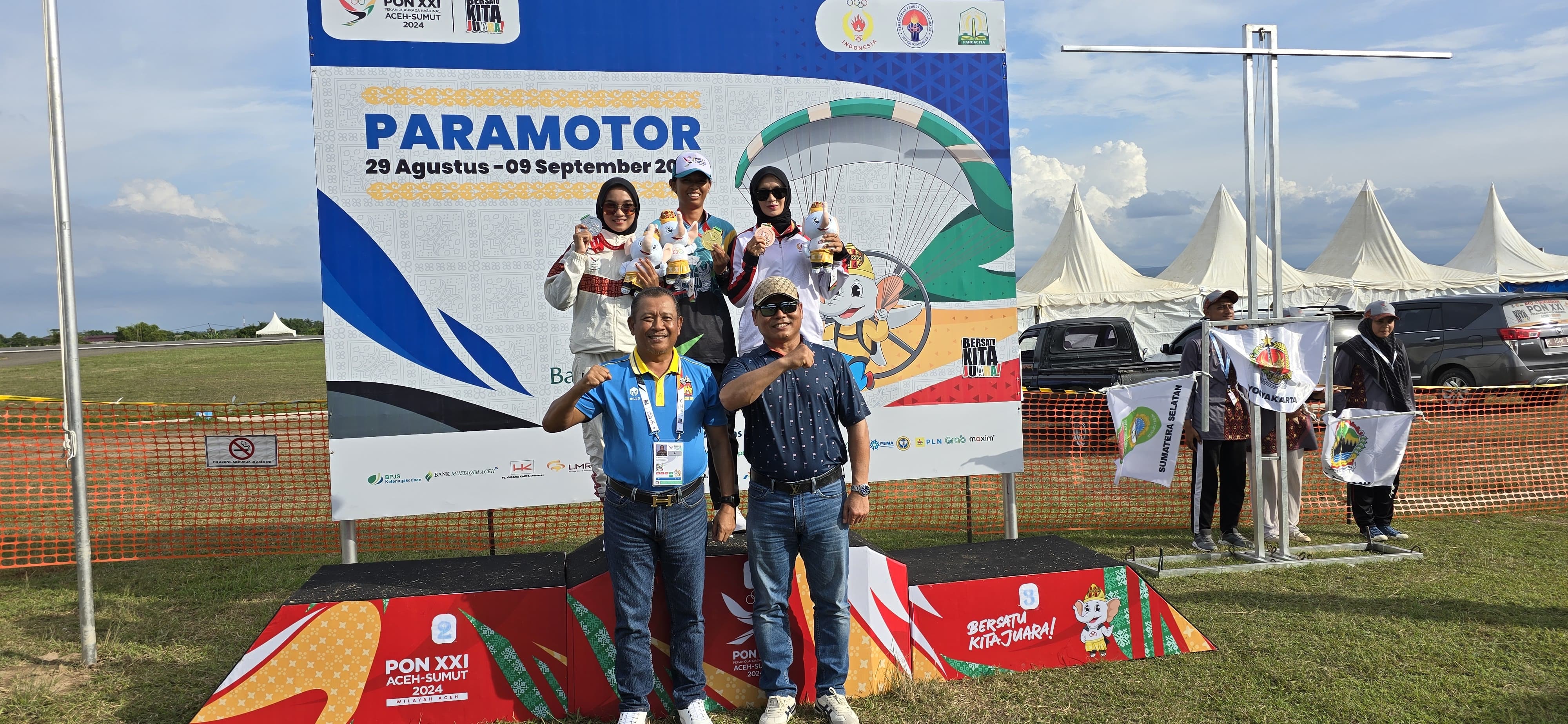 EMAS PERTAMA: Atlet paramotor putri DIY Rachel Mutiara Putriantoro saat naik podium sebagai juara pertama.