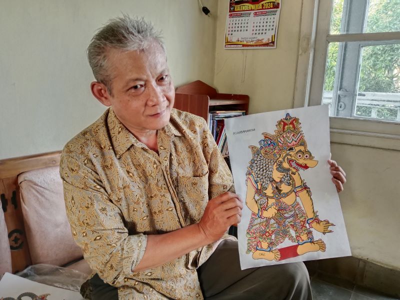 Mulyantara ketika menunjukkan arsip karyanya