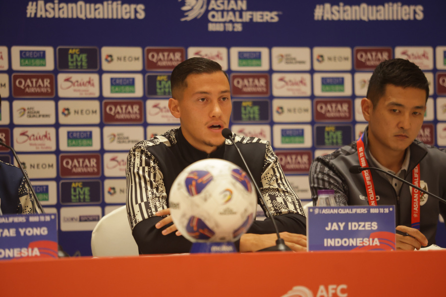Jay Idzes dampingi Shin Tae-yong dalam sesi pers pre-match Indonesia vs Arab Saudi (PSSI)