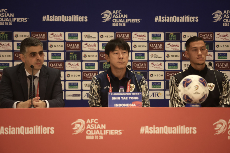 Shin Tae-yong didampingi oleh Jay Idzes dalam sesi pers pre-match Arab Saudi vs Indonesia di King Abdullah Sports City Stadium (PSSI)