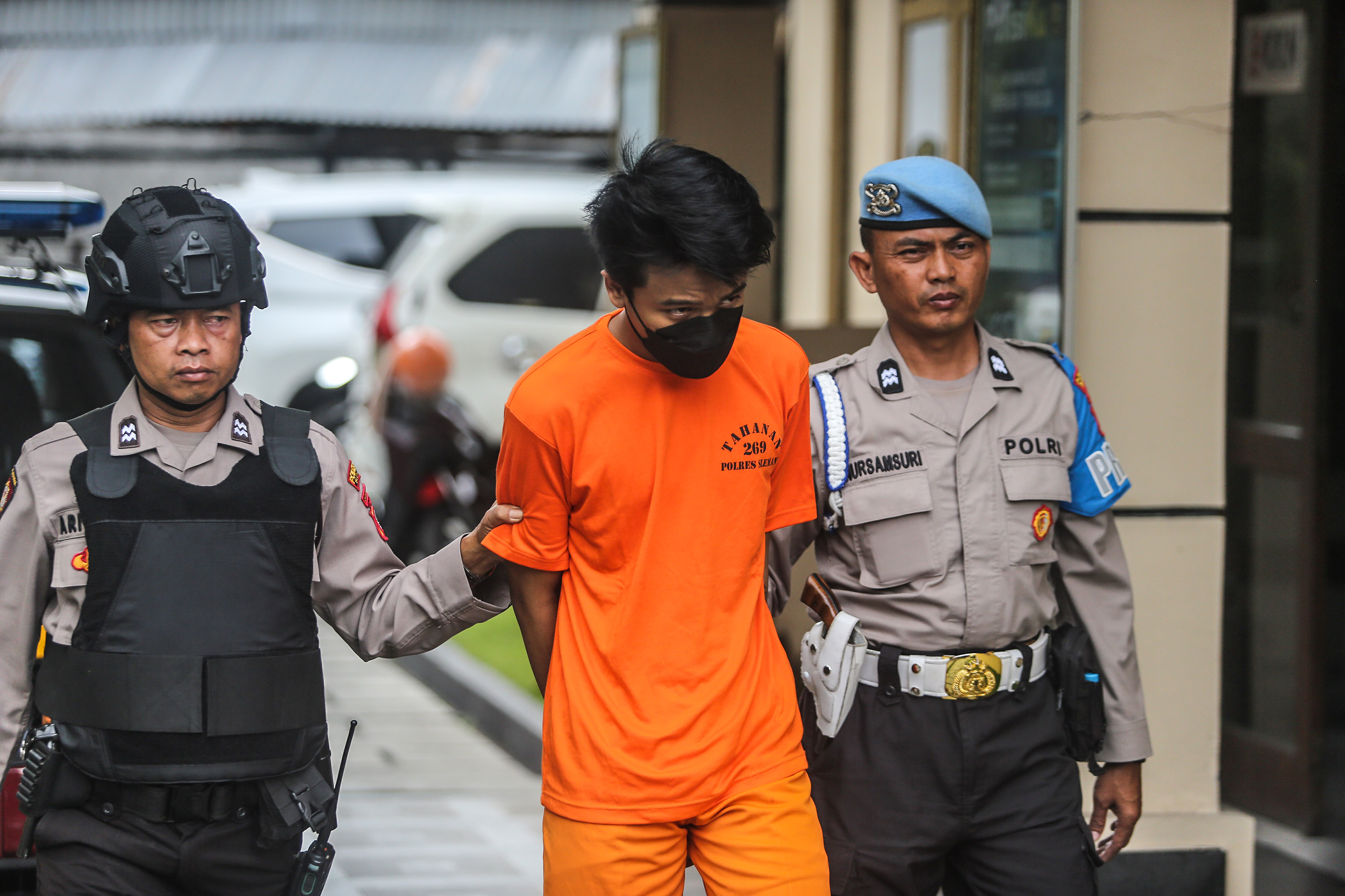 RAJA TEGA: Salah satu pelaku pembacok ojek online (ojol) di Jalan Lembah UGM, saat digelandang polisi.
