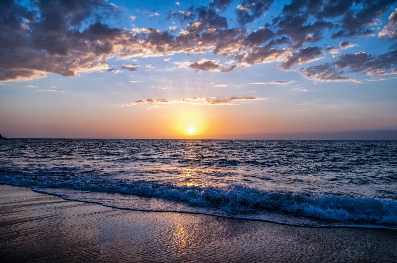 Lembayung senja di pantai.