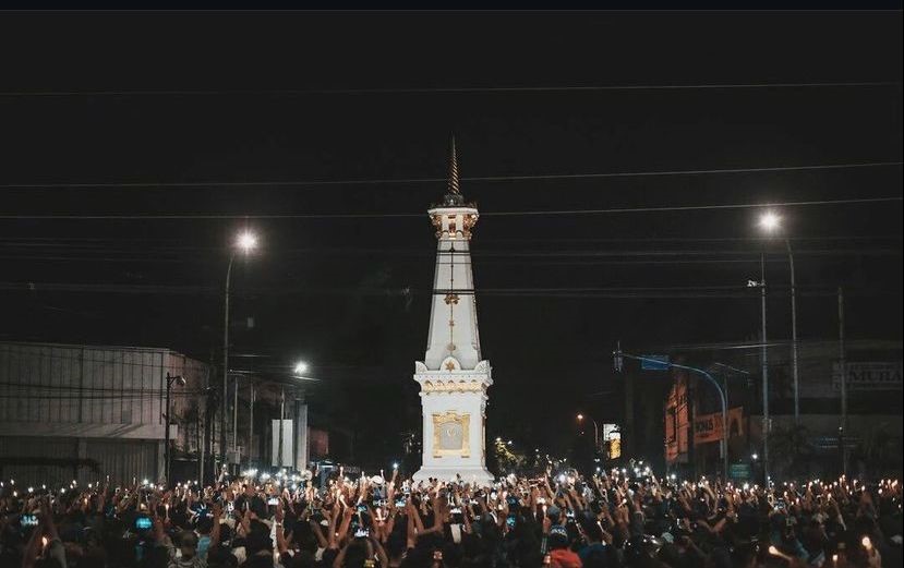 supporter doa bareng di Tugu.