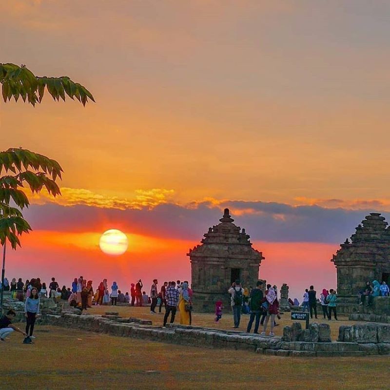 Menikmati sunset di Candi Ijo Yogyakarta.