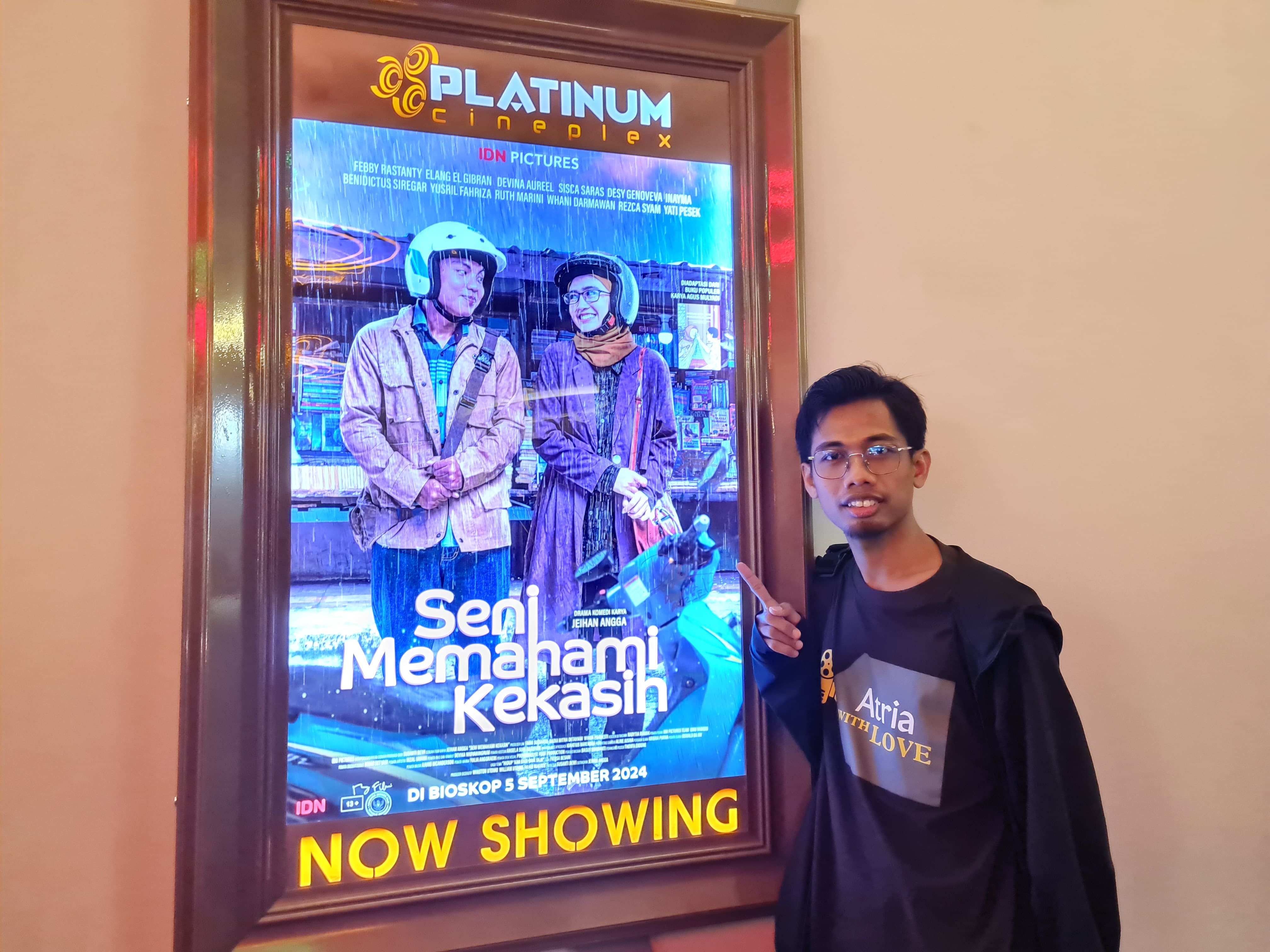 BARU TAYANG: Agus Mulyadi saat menunjukkan poster film Seni Memahami Kekasih yang menceritakan perjalanan kisah cintanya dengan sang istri, Kalis Mardiasih.