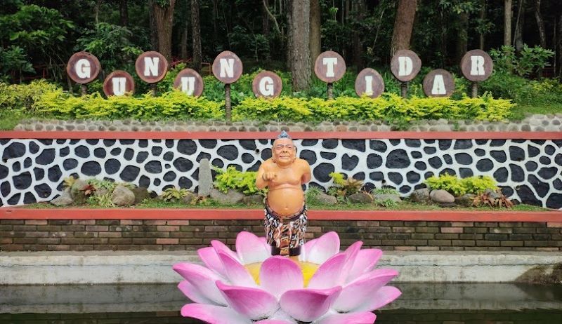 Menikmati suasana sejuk di Gunung Tidar Magelang.