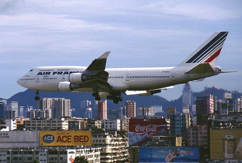Pesawat Air France Boeing 747-400 Melewati Padatnya Kota Kowloon sebelum mendarat di Kai Tak, Hongkong.