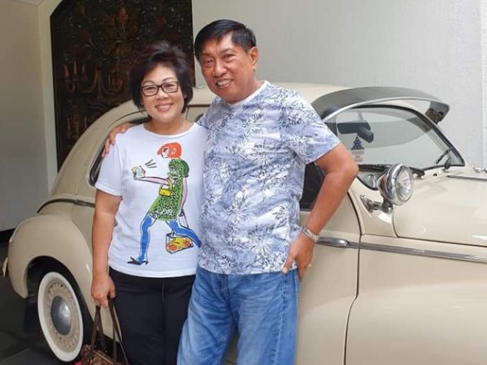 GIGIH: Pengusaha sukses asal Kebumen Sugeng Budiawan saat mengabadikan momen besama bersama istri di depan mobil klasik.