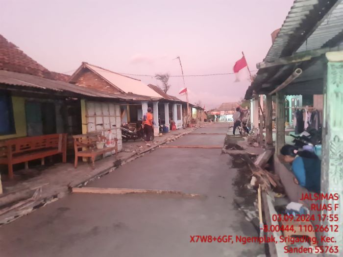 REVITALISASI: Pelaksanaan proyek pengecoran di jalur lintas nelayan Pantai Samas, Bantul.