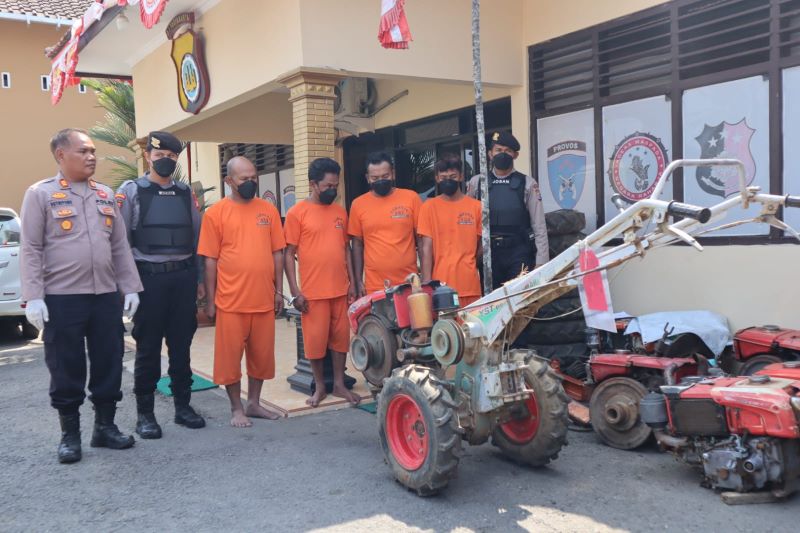 DICOKOK: Jajaran Polsek Minggir saat menghadirkan tersangka dan barang bukti pencurian traktor di Mapolsek Minggir, Jumat (6/9/2024).