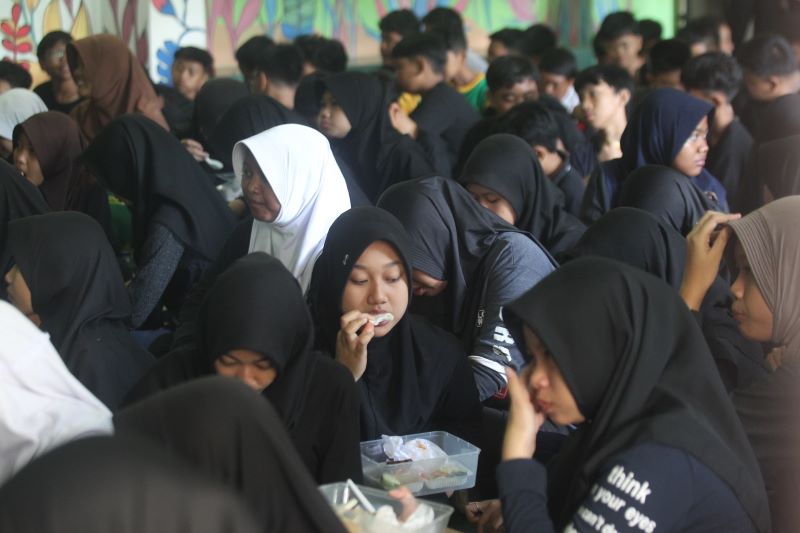 Ilustrasi siswi makan bergizi untuk menghindari anemia di Kota Jogja (6/9/2024).  (guntur aga/radar jogja)