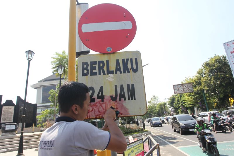 Kegiatan bersih-bersih rambu lalu lintas dilakukan oleh puluhan petugas Dishub Kota di sepanjang jalan Urip Sumoharjo dan jalan Jenderal Sudirman Jogja (6/9/2024).  (Guntur Aga/Radar Jogja)