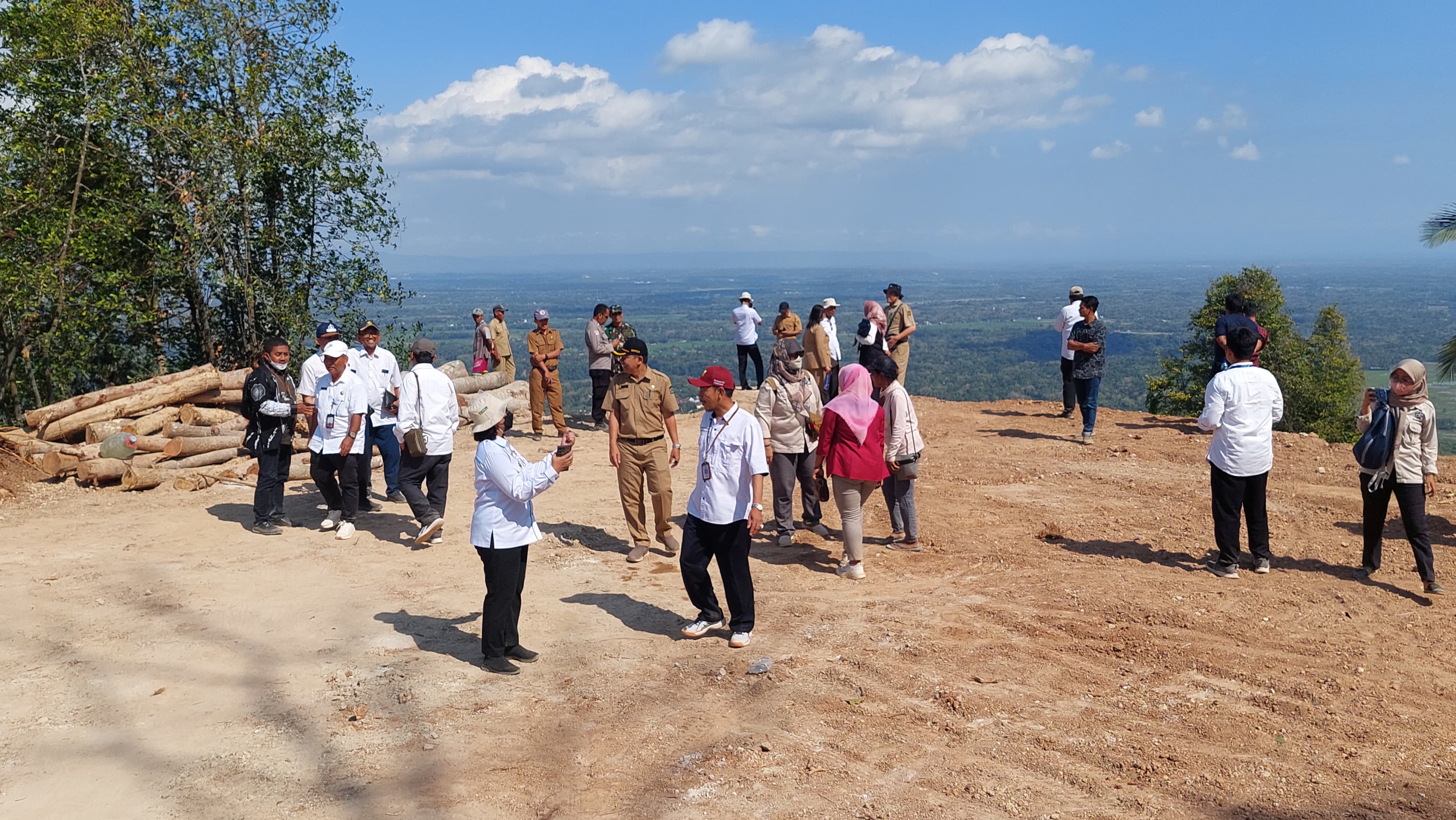 PENINJAUAN: Pj Bupati dan rombongan meninjau tempat pembangunan paralayang.