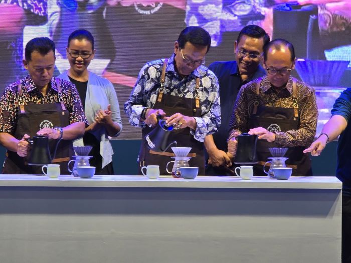 FOKUS: Gubernur DIJ Hamengku Buwono X saat meracik kopinya sendiri saat pembukaan Jogja Coffee Week 2024 di JEC Jumat (6/9/2024).