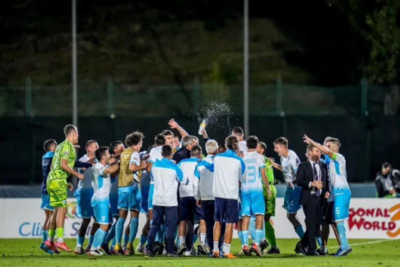 Pemain dan manajemen San Marino rayakan kemenangan kedua mereka di kancah internasional (getty)