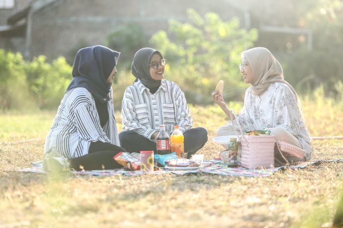 TERJANGKAU: Urban picnic bisa menjadi pilihan aktivitas untuk melepas penat. Bisa dilakukan di ruang terbuka hijau, hanya beralaskan tikar dan bekal
