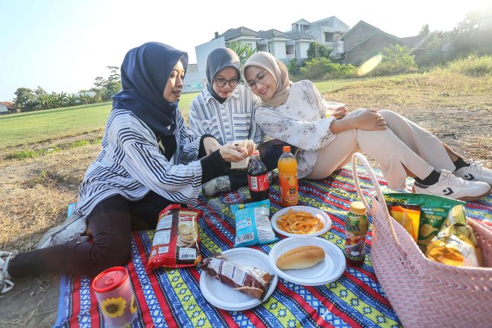 BANYAK PILIHAN: Urban picnic juga bisa dengan mendatangi objek wisata alam.