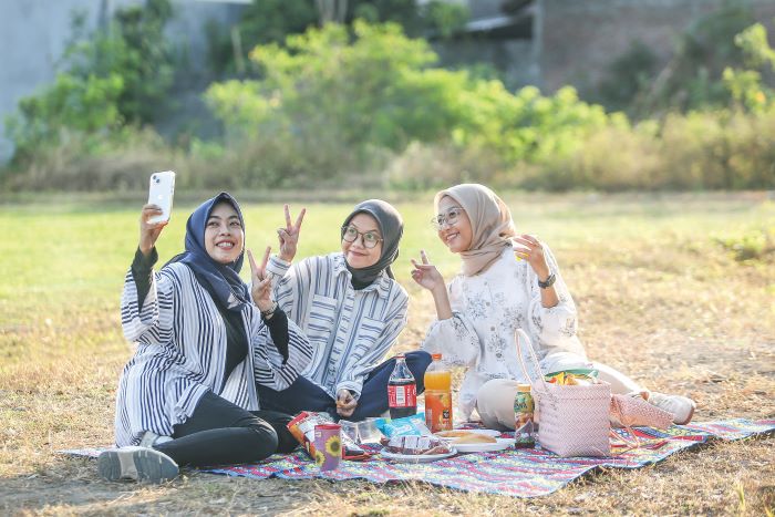 BANYAK PILIHAN: Urban picnic juga bisa dengan mendatangi objek wisata alam. Seperti di tepian sungai maupun waduk dengan mendirikan tenda seadanya ala camping.