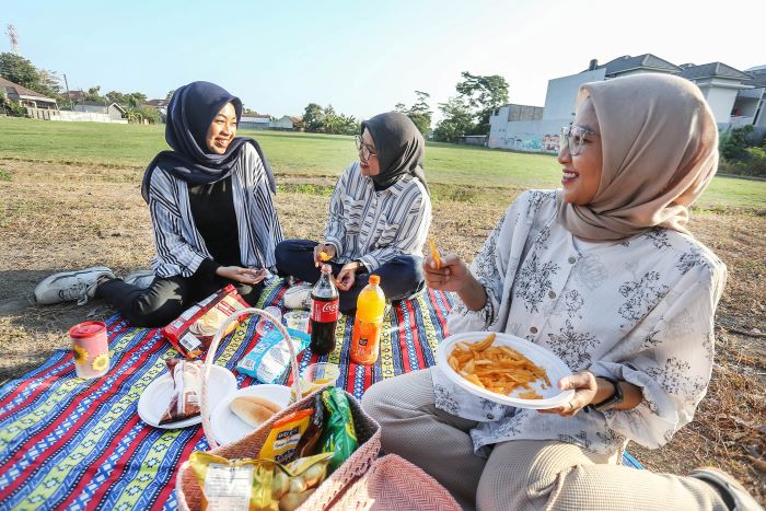 TERJANGKAU: Urban picnic bisa menjadi pilihan aktivitas untuk melepas penat. Bisa dilakukan di ruang terbuka hijau,