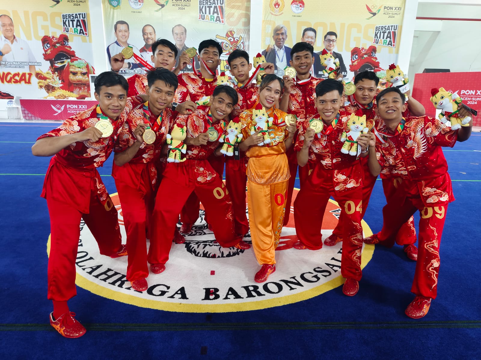 Keterangan Tim Naga Barongsai yang berhasil mendapatkan medali emas di kelas naga taulo bebas. Emas ini merupakan emas kedua untuk DIJ di ajang PON 2024.