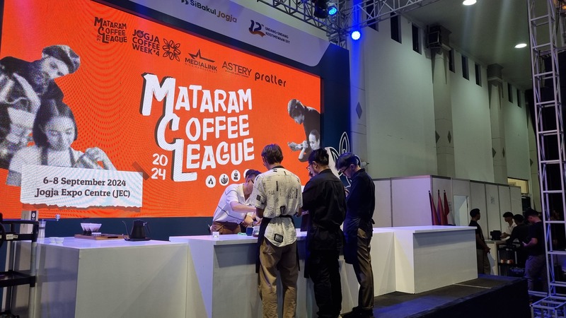 Para pengunjung antusias menikmati beragam jenis kopi yang disajikan dalam gelaran Jogja Coffee Week yang berlangsung di Jogja Expo Center (JEC).