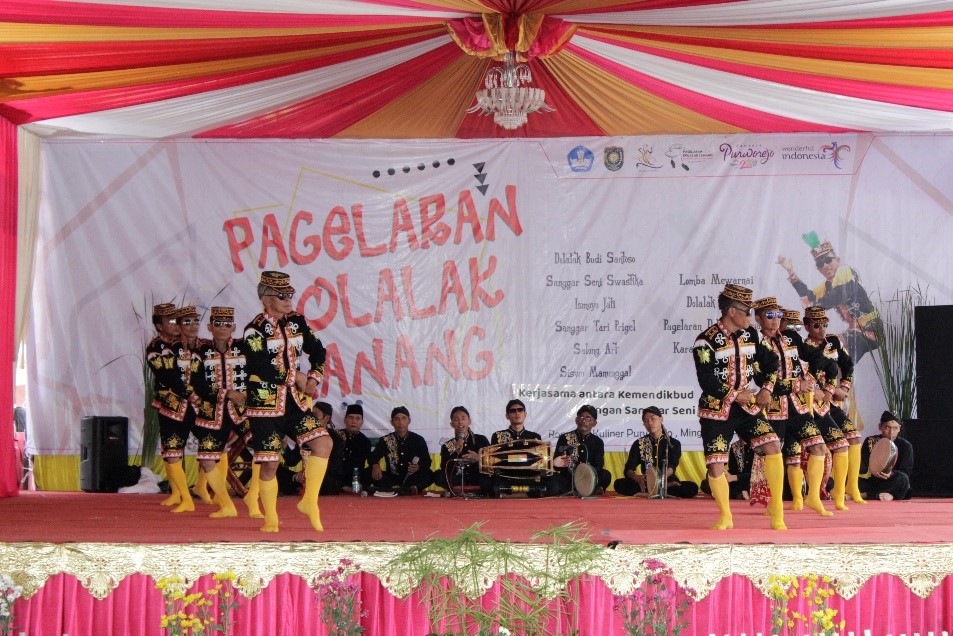 Tari Dolalak Sumber : warisan budaya.kemdikbud.go.id