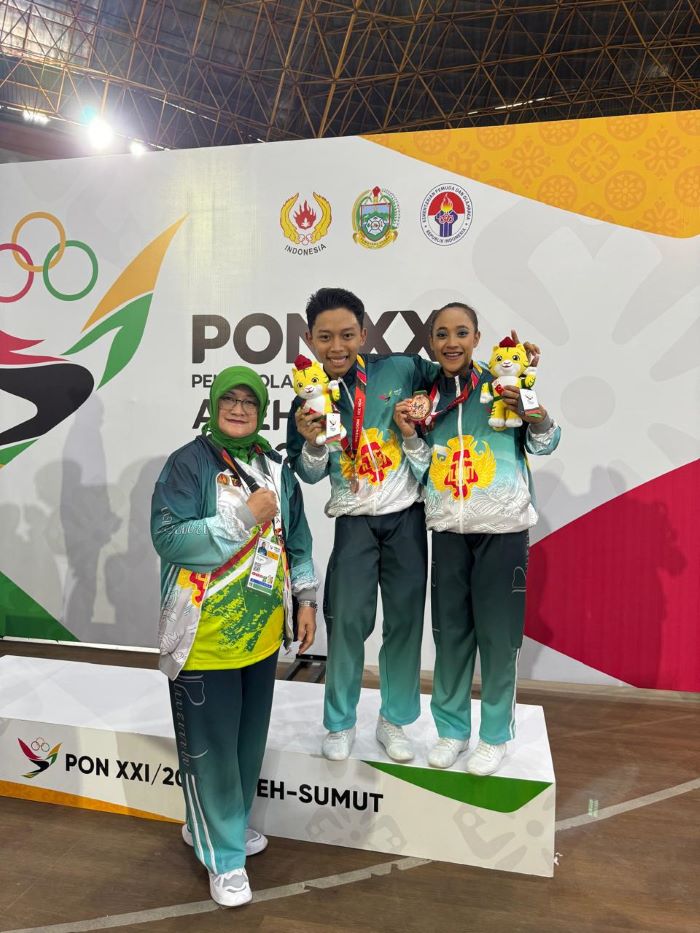 Keterangan dua atlet senam aerobik DIY Cahyani Putri dan Muhammad Ikhlasul Latin Sani yang turun pada nomor mix pair berhasil menyabet medali perunggu