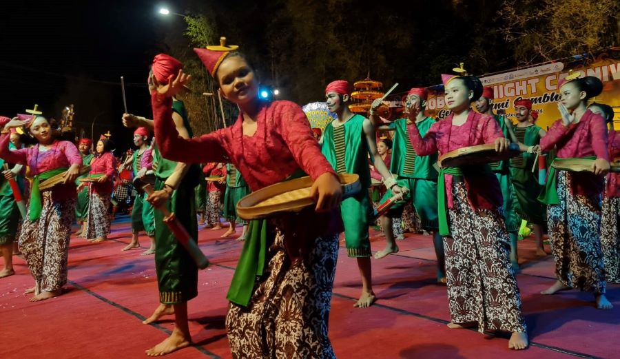 MERIAH: Para kontingen terlihat luwes saat menampilkan keseniannya pada gelaran Borobudur Night Carninal, Sabtu malam (7/9/2024).