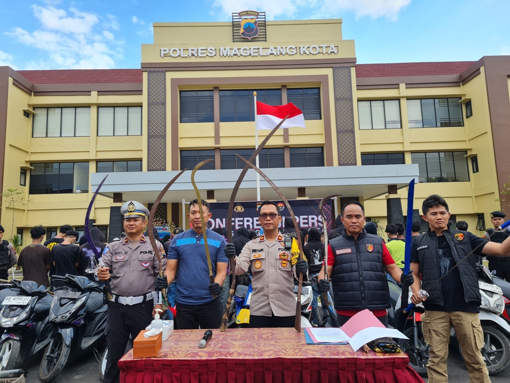 da belasan motor dan sembilan sajam yang disita dari sekelompok remaja yang hendak tawuran di Kampung Tidar Baru, Minggu dini hari (8/9).
