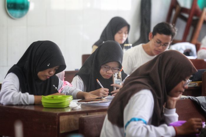 Ilustrasi pelajar di Jogjakarta saat mengikuti kegiatan belajar mengajar di kelas.