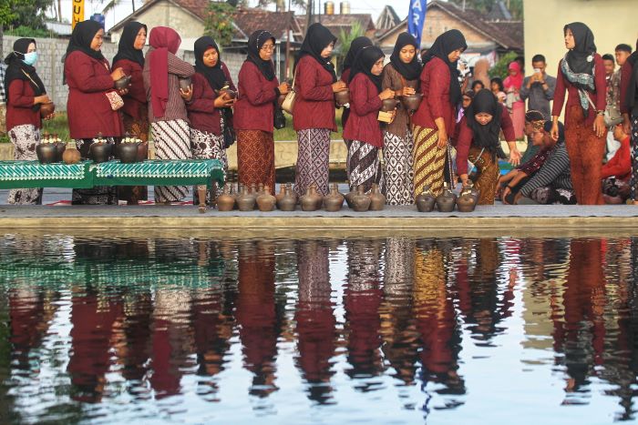 WUJUD SYUKUR: Warga Padukuhan Lojajar, Ngaglik, Sleman saat menggelar Merti Umbul Temanten Minggu (8/9/2024).