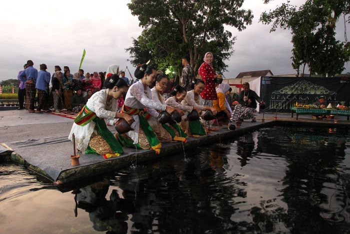 WUJUD SYUKUR: Warga Padukuhan Lojajar, Ngaglik, Sleman saat menggelar Merti Umbul Temanten Minggu (8/9/2024).