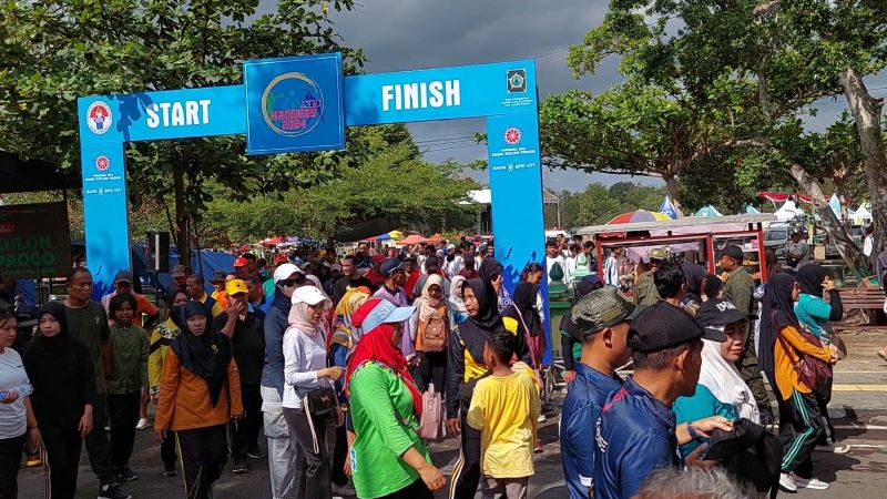 MEMADATI: Peserta jalan sehat keluar dari kawasan Alun-Alun Wates.