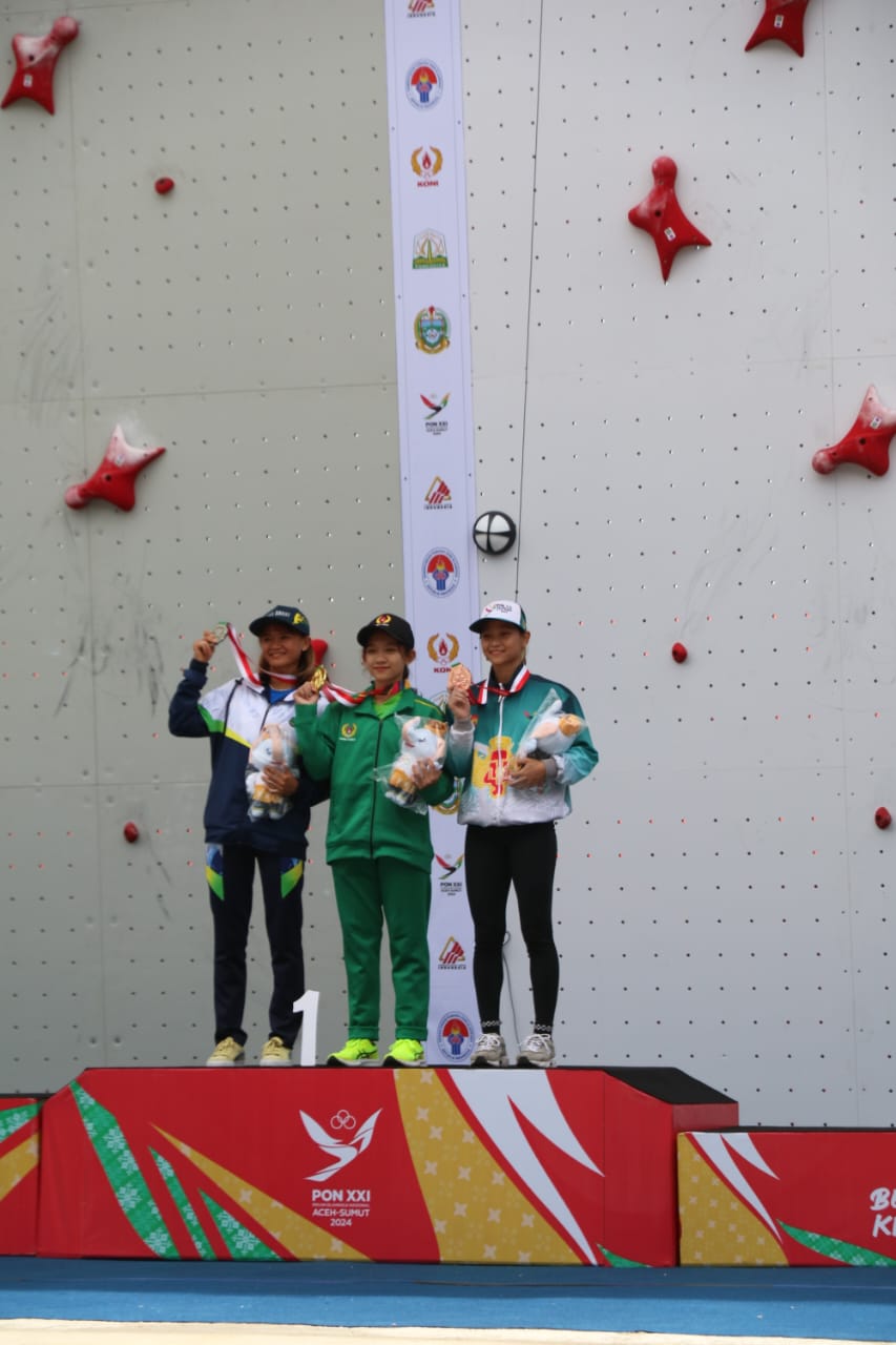 PRESTASI: Keterangan Sukma Lintang Cahyani (kanan) saat naik podium usai meraih medali perunggu di nomor combine putri di Kompleks Stadion Harapan Bangsa, Banda Aceh.