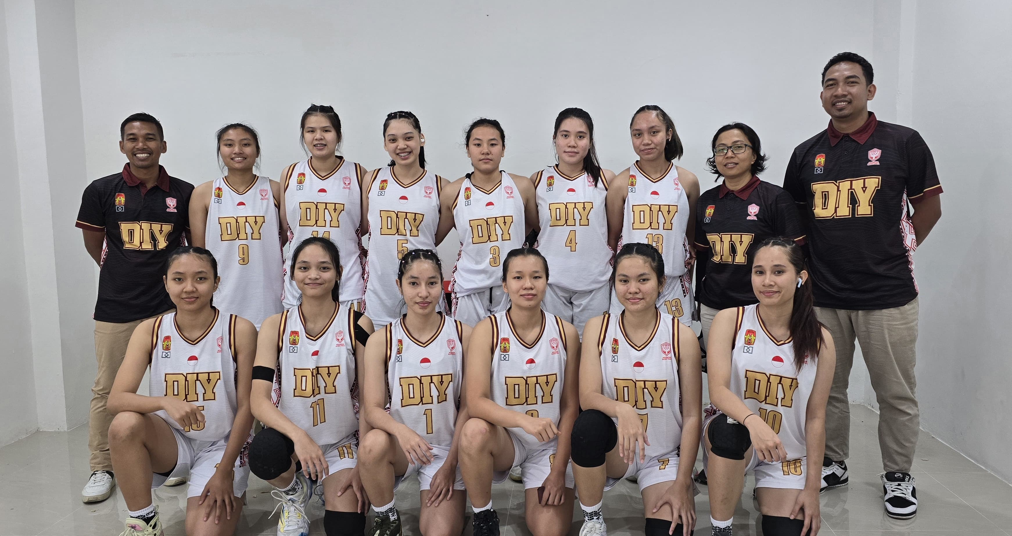 Tim bola basket 5x5 putri DIJ saat berfoto bersama