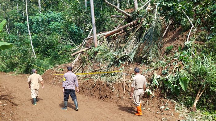 EVAKUASI: Proses evakuasi material longsoran yang menimpa rumah warga di Kabupaten Kulon Progo Januari lalu.