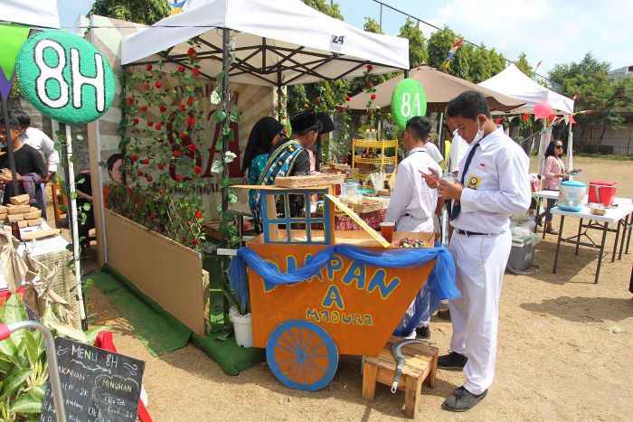 ANTUSIAS: Siswa SMPN 1 Jogja saat mengikuti bazar kuliner sebagai pameran P5 yang berlangsung di halaman sekolah Senin (9/9/2024).
