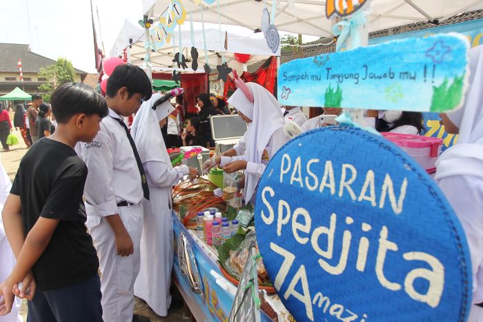 ANTUSIAS: Siswa SMPN 1 Jogja saat mengikuti bazar kuliner sebagai pameran P5 yang berlangsung di halaman sekolah Senin (9/9/2024).