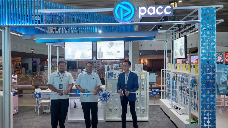 DIBUKA: Store PACC di ruang tunggu keberangkatan resmi dibuka oleh Direktur PACC dan GM YIA.
