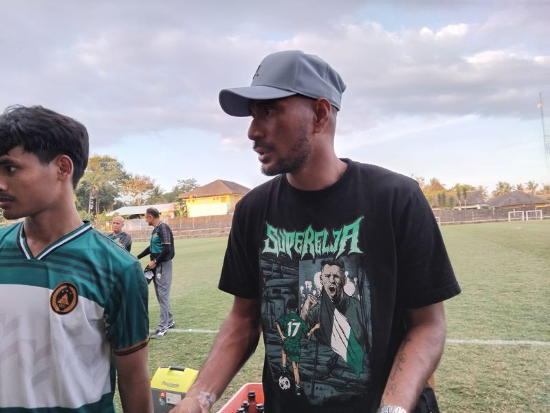 Keterangan Manajer tim PSS Sleman Leonard Tupamahu.