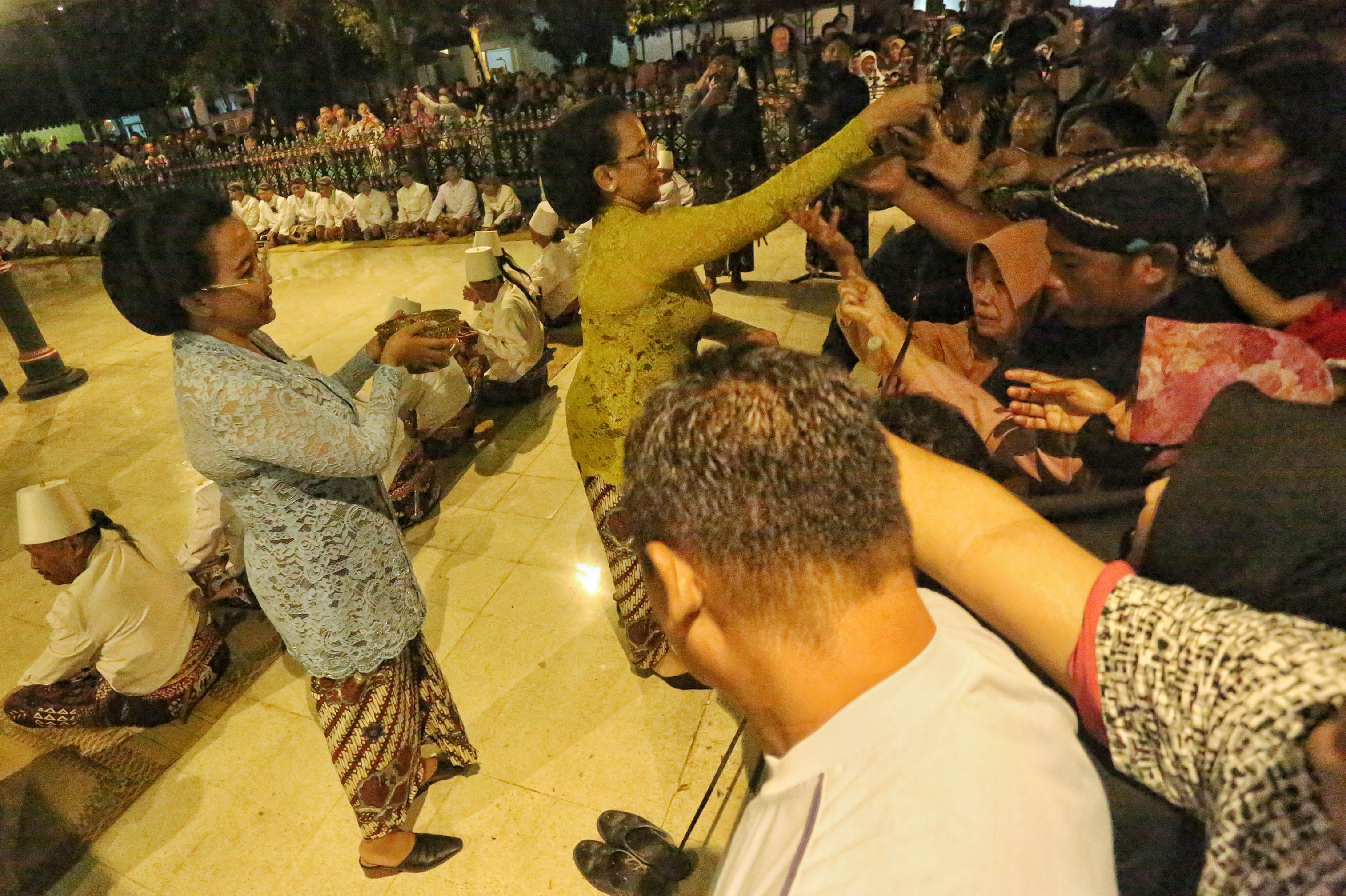 MULAI SEKATEN: Prosesi udhik-udhik dalam miyos gangsa di Bangsal Pancaniti, Kompleks Keraton Jogja oleh kelima puteri Sultan.