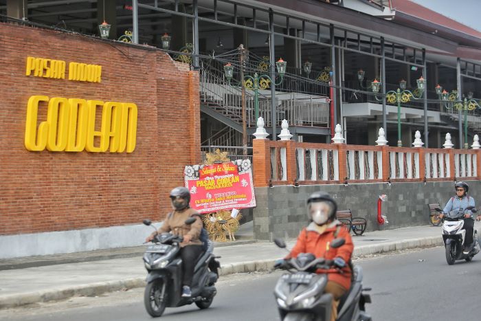 BANGUNAN BARU: Pengendara sepeda motor saat melintasi Pasar Godean dengan tampilan gedung baru Senin (9/9/2024).