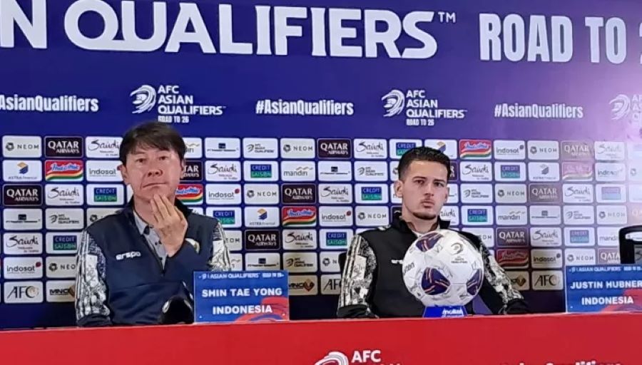 Shin Tae-yong (kanan) didampingi oleh Justin Hubner (kiri) dalam sesi pers pre-match Indonesia vs Australia di Stadion Utama Gelora Bung Karno (Dimas Ramadhan/JawaPos.com)