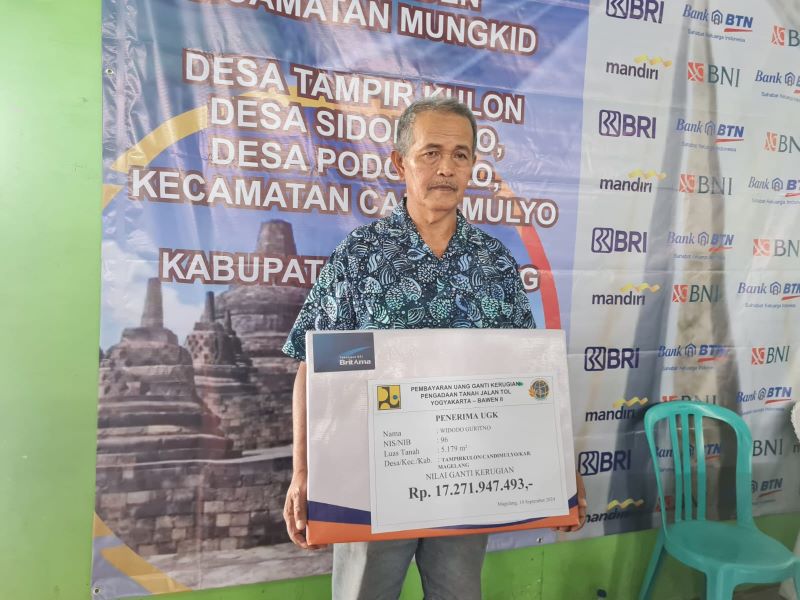 DAPAT UGR: Warga Candimulyo Widodo Guritno menerima uang ganti kerugian (UGR) sebesar Rp 17,67 miliar karena terdampak proyek pembangunan jalan tol Jogja-Bawen.