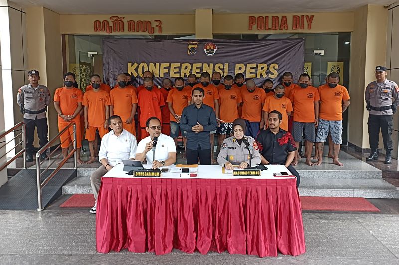 Jajaran Polda DIY saat menghadirkan para tersangka dan barang bukti dalam pengungkapan kasus pencurian dengan kekerasan (curas) hasil Operasi Curas Progo 2024 di Mapolda DIY, Selasa (10/9/2024).