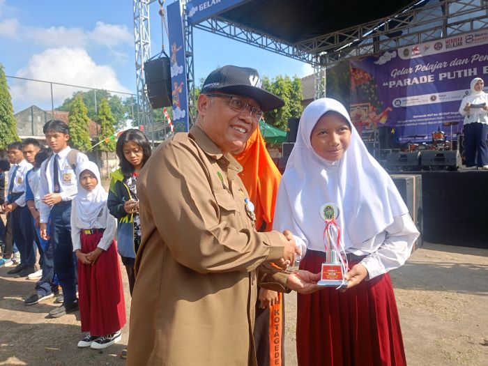 SIMBOLIS:  Penyerahan hadiah pekan olahraga (POR) siswa Kota Jogja oleh Kepala Dikpora Kota Jogja.