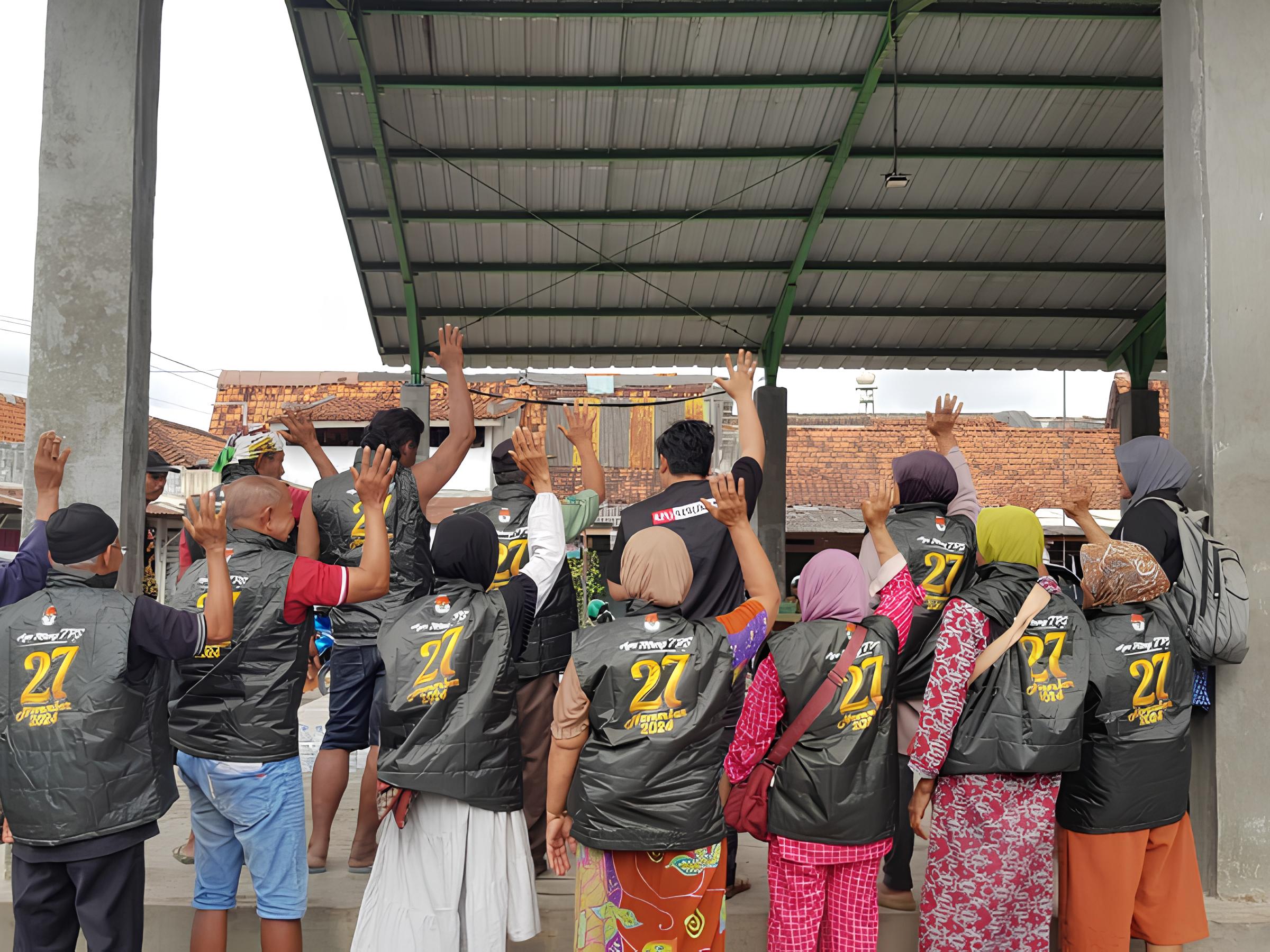 JELANG PILKADA : Jajaran komisioner bersama staf KPU Kebumen menggelar sosialisasi di pasar tradisional.