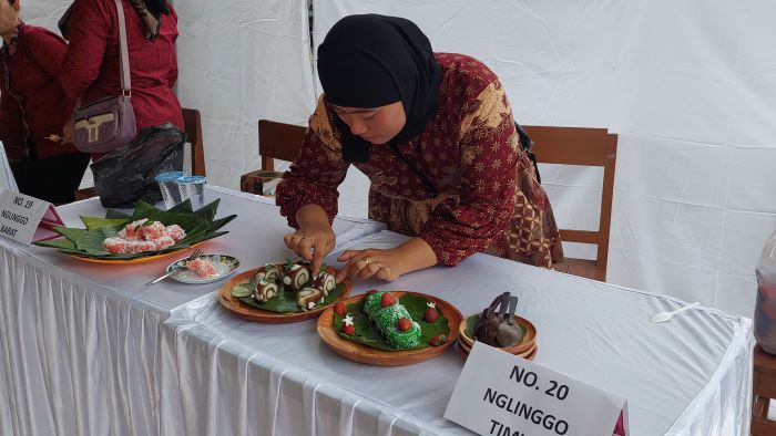 PENJURIAN: Juri menilai hasil olahan pangan lokal di Kalurahan Pagerharjo, Samigaluh, Kulon Progo Selasa (10/9/2024).