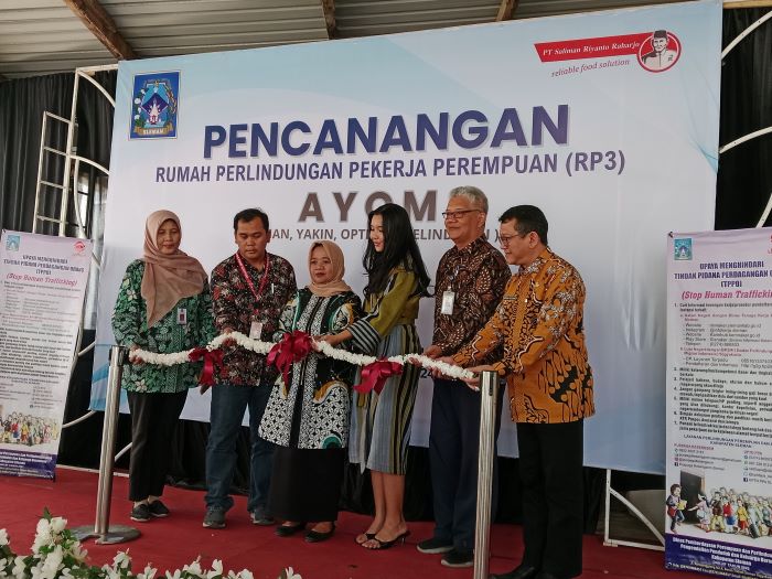 LAUNCHING: Bupati Sleman Kustini Sri Purnomo saat meresmikan rumah perlindungan pekerja perempuan (RP3).